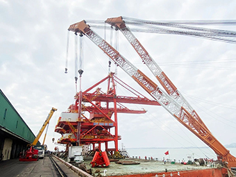惠來電廠2臺(tái)卸船機(jī)整機(jī)吊裝上岸
